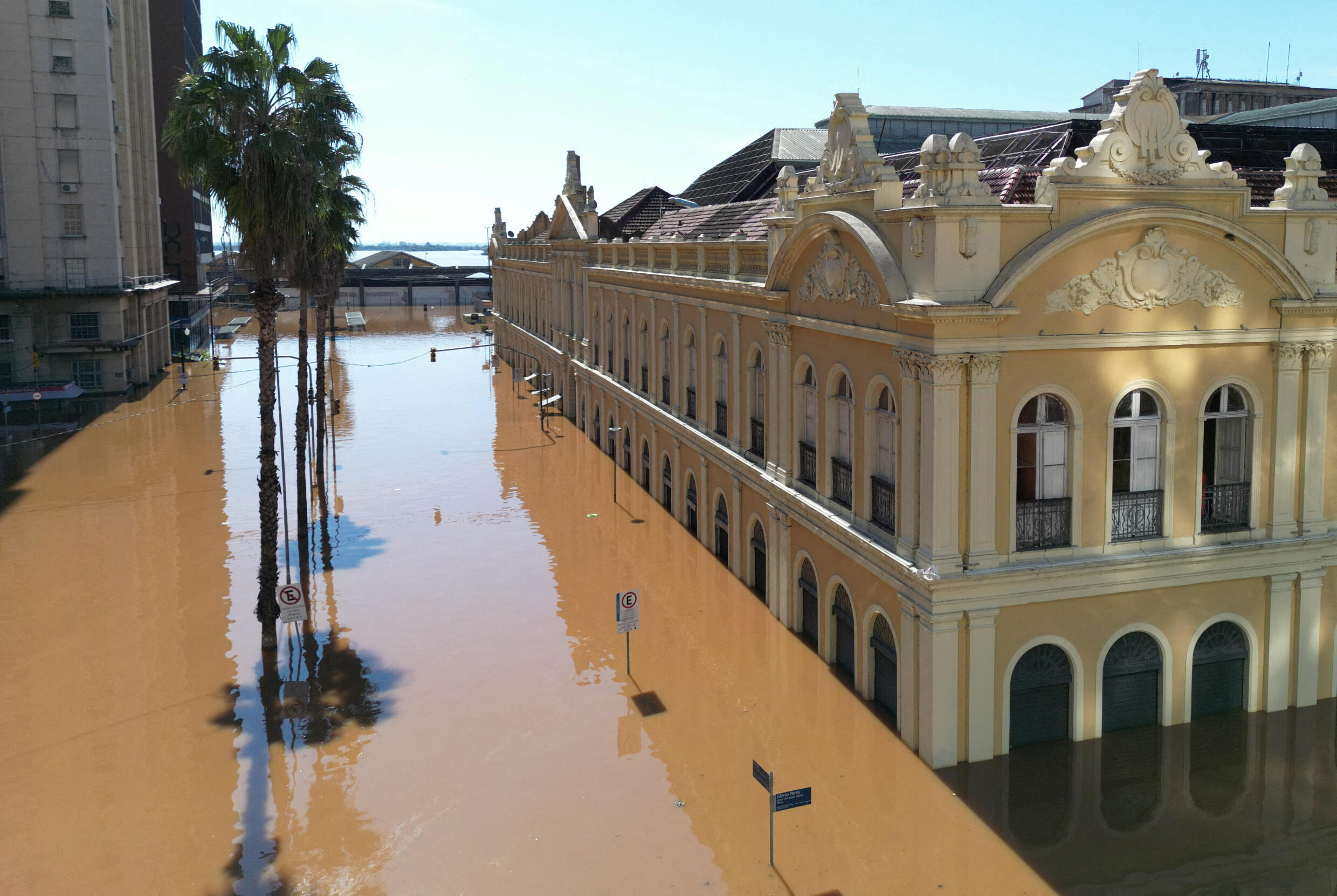 Imagem de drone mostra o mercado do centro histórico de Porto Alegre inundado, 7/5/24.