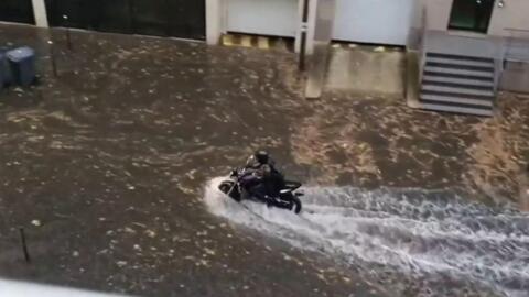 Em Paris, 44 mm³ de chuva caíram em apenas uma hora na noite desta terça-feira (16), inundando ruas e estações de metrô em toda a capital francesa.