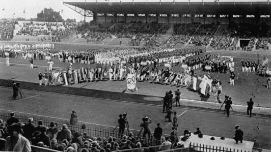 Imagem mostra a abertura dos Jogos Olímpicos de Paris, em 1924, no estádio de Colombes.