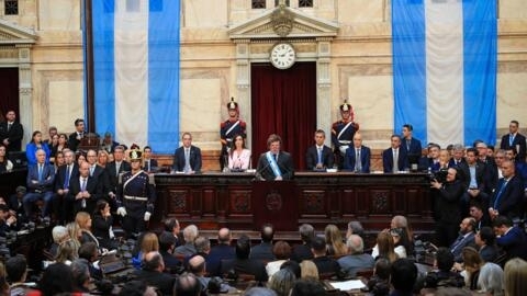 Javier Milei propõe acabar com privilégios da classe política durante abertura das sessões legislativas em Buenos Aires.