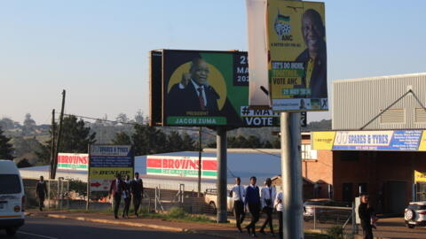 Carteles de campaña del CNA y el MK en la ciudad de Nongoma (KwaZulu-Natal).