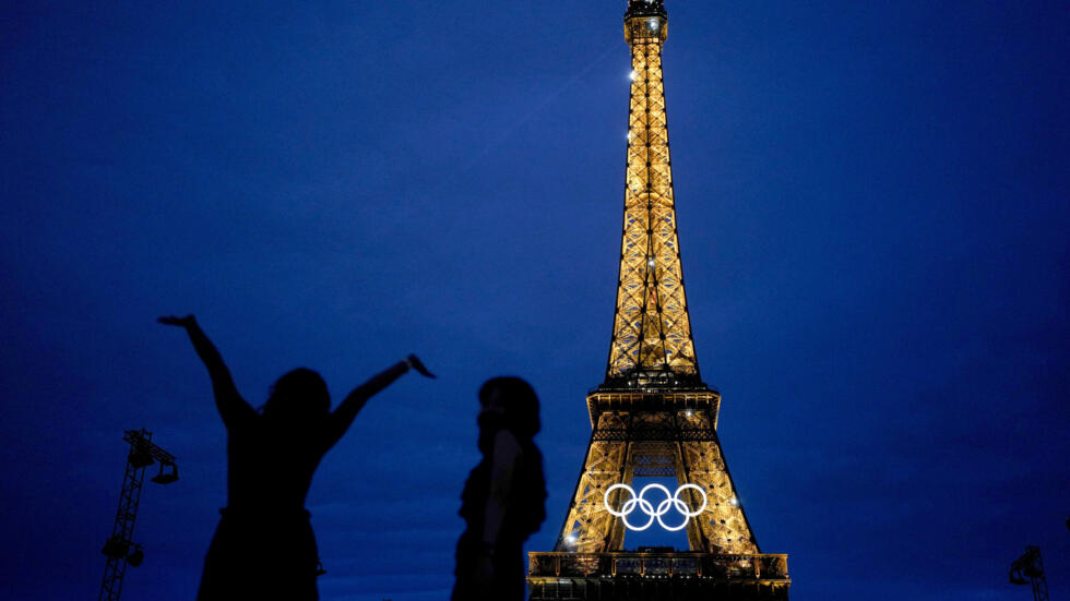 (Ảnh minh họa) - Tháp Eiffel với vòng tròn biểu tượng Thế Vận Hội, Paris, Pháp, tối 25/07/2024.