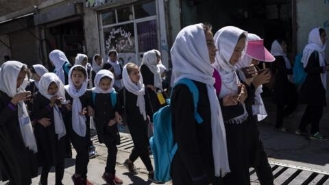 Meninas na saída de uma escola em Cabul, no Afeganistão. Severas restrições ao direito à educação foram introduzidas após a tomada do poder pelos talibãs, em agosto de 2021.