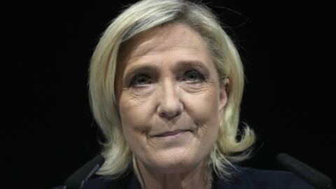 Marine Le Pen, líder da extrema direita francesa, após a divulgação de projeções baseadas na contagem real de votos em determinados círculos eleitorais, domingo, 30 de junho de 2024, em Henin-Beaumont, norte da França.