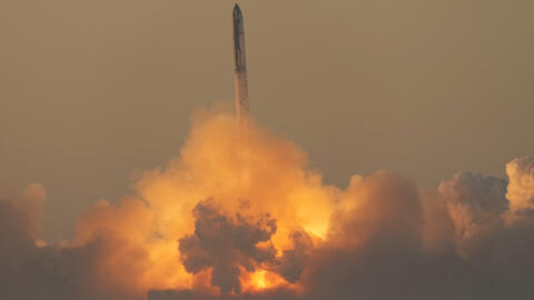 El mega cohete Starship de SpaceX se lanza para un vuelo de prueba desde Starbase en Boca Chica, Texas, el sábado 18 de noviembre de 2023. (Foto AP/Eric Gay)