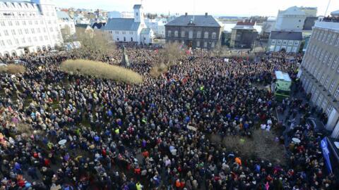 Milhares de islandeses foram às ruas da capital, Reykjavik, pedir a demissão do primeiro-ministro.