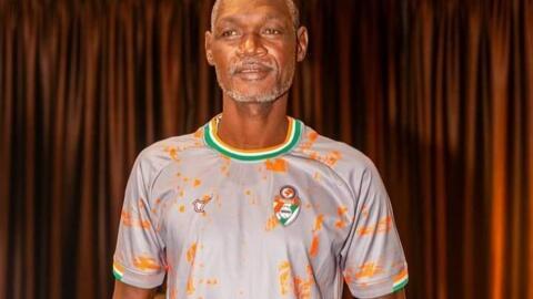 Mamadou Coulibaly alias Abou Nèguè avec le ballon de la Coupe du monde de Maracana qui porte son nom.