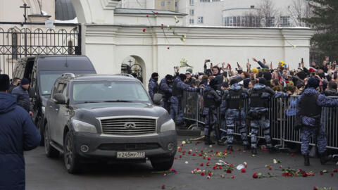 3月1日，俄罗斯莫斯科，人们在俄反对派领导人阿列克谢·纳瓦利内的灵车离开葬礼教堂时抛撒鲜花。