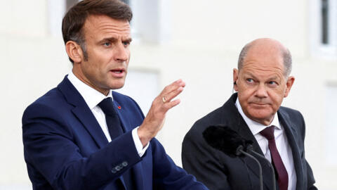 Le président français, Emmanuel Macron (à g.), et le chancelier allemand, Olaf Scholz, lors d'une conférence de presse commune à Gransee, en Allemagne, le 28 mai 2024.