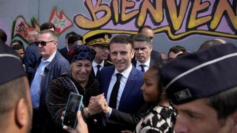 El presidente francés Emmanuel Macron durante una visita centrada en la seguridad y la lucha contra el tráfico de drogas, en el distrito de La Castellane de Marsella, sur de Francia 19 de marzo, 2024.