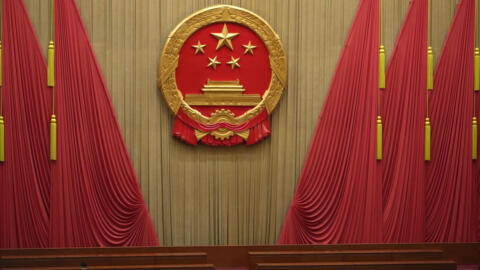Preparação da sala para uma sessão do Congresso Nacional do Povo da China (NPC) no Grande Salão do Povo em Pequim, em 11 de março de 2023.