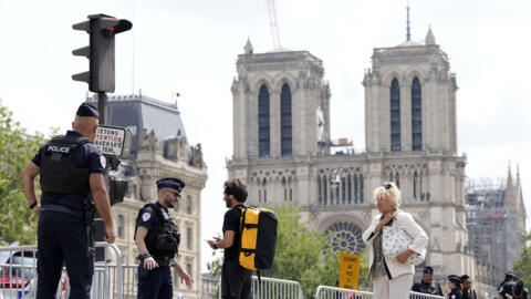Cảnh sát kiểm tra an ninh gần Nhà Thờ Đức Bà Paris, ngày 24/07/2024, 2 ngày trước khi khai mạc Olympic Mùa Hè. 