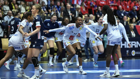 Les Françaises célèbrent leur victoire lors de la finale contre la Norvège dans le Championnat du monde de handball féminin à Herning, au Danemark, le 17 décembre 2023.