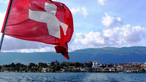 Vista do lago Léman que separa a Suíça e a França.