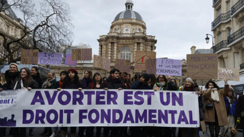 Desde hace años, muchas personas reclaman que el derecho al aborto se consagre en la Constitución. Aquí, durante una manifestación el 1 de febrero de 2023 en París.