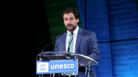 Secretário de Políticas Digitais da Secretaria de Comunicação do Brasil, João Brant, lê carta do presidente Lula durante conferência da Unesco sobre regulação das plataformas digitais em Paris, em 22 de fevereiro de 2023