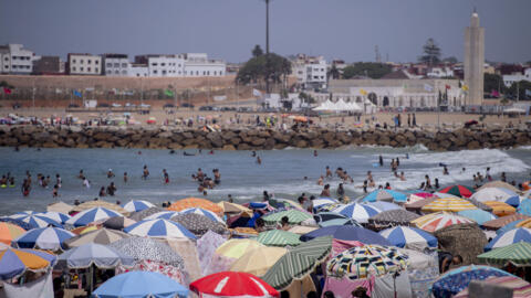 Pessoas lotam praia em um dia quente em Rabat, no noroeste do Marrocos, em 31 de julho de 2023.
