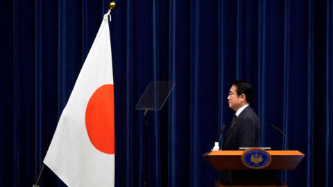 El primer ministro de Japón, Fumio Kishida, posa junto a la bandera nacional japonesa al inicio de una conferencia de prensa en la oficina del primer ministro en Tokio, Japón, el 21 de junio de 2024.