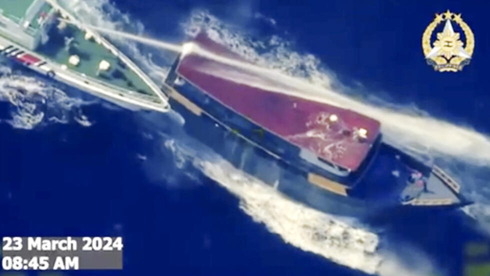 在这张菲律宾武装部队提供的视频截图中，2024年3月23日（星期六），一艘中国海警船在接近有争议的南中国海第二托马斯浅滩（Ayungin Shoal）时，使用水炮并在菲律宾补给船 Unaizah May 4 近旁贴行。