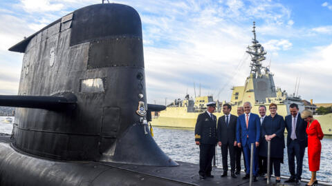 Tổng thống Pháp Emmanuel Macron (thứ 2 từ trái) và thủ tướng Úc Malcolm Turnbull (giữa) trên tàu ngầm HMAS Waller tại căn cứ hải quân Garden Island, Sydney. Ảnh tư liệu chụp ngày 02/05/2018.
