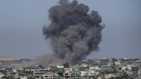 2024年5月30日，加沙地带拉法，以色列空袭后浓烟滚滚。以色列在加沙造成的平民伤亡人数达到前所未有的水平，遭到国际社会的严厉批评。