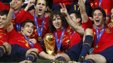 Os craques espanhóis devem desfilar pelas principais ruas de Madri, na tarde desta segunda-feira, com o troféu da Copa 2010.