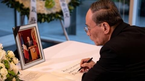 中国国家副主席王岐山前往法国驻华使馆吊唁希拉克逝世            2019年9月28日