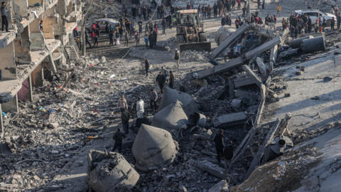 Des Palestiniens vérifient les décombres de la mosquée al-Faruq le 22 février 2024, à la suite d'une frappe aérienne israélienne nocturne dans le camp de réfugiés de Rafah, dans le sud de la bande de