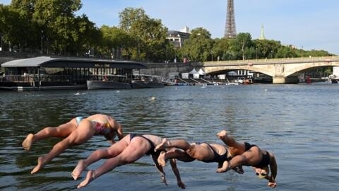 Des triathlètes s'entraînent dans la Seine en vue du test event, le 16 août 2023.