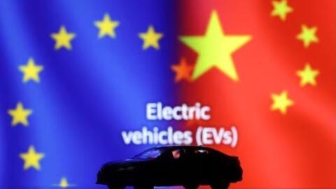 欧盟盟旗和中国国旗及电动汽车示意图