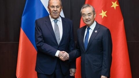 Miniştrii de externe ai Chinei, Wang Yi, şi Rusiei, Serghei Lavrov