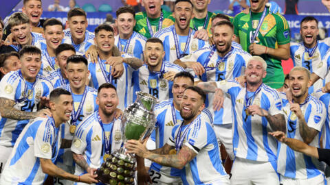 O atacante argentino #10 Lionel Messi levanta o troféu ao comemorar a vitória na partida final da Copa América Conmebol 2024 entre Argentina e Colômbia no Hard Rock Stadium, em Miami, Flórida, em 14 de julho de 2024.