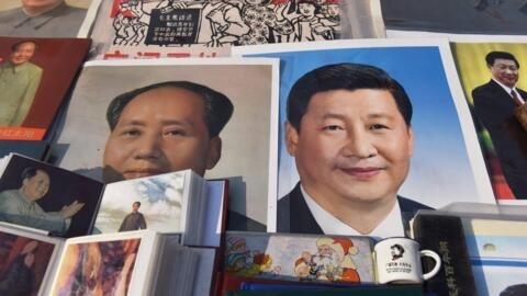 Des portraits de Mao Zedong et du président chinois Xi Jinping sur un marché de Pékin en 2018.