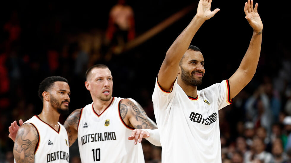 Los jugadores de la selección alemana de básquet celebran el triunfo ante Japón, este sábado 27 de julio en Lille, en el arranque del torneo masculino de París-2024