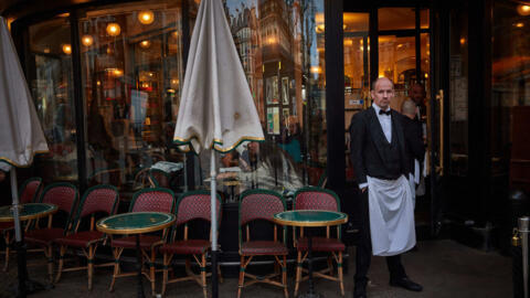 Un camarero en la terraza del Café de Flore, en el centro de París, el 28 de marzo de 2024. 