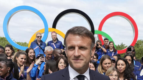 O presidente francês Emmanuel Macron visitou a Vila Olímpica, antes de receber jornalistas estrangeiros no Palácio do Eliseu.