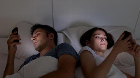 Ver el celular en la cama afecta la calidad del sueño pero también las relaciones de pareja.