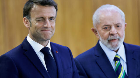 O presidente francês Emmanuel Macron pisca um olho, ao lado do presidente brasileiro Luiz Inácio Lula da Silva, durante encontro no Palácio do Planalto, em Brasília, em 28 de maço de 2024.