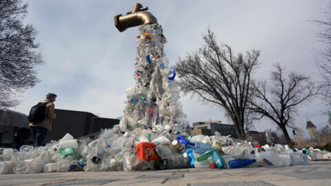 Escultura "Giant Plastic Tap", do artista canadense Benjamin Von Wong, é exibida no exterior da quarta sessão do Comitê Intergovernamental de Negociação das Nações Unidas sobre a Poluição Plástica, em Ottawa, Canadá. 23 de abril de 2024.