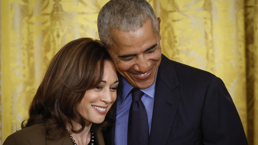 El expresidente de EEUU Barack Obama abraza a la vicepresidenta Kamala Harris durante una ceremonia en la Casa Blanca, en Washington, el 5 de abirl de 2022