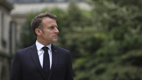 El presidente francés, Emmanuel Macron, pasa revista a las tropas que participarán en el desfile del Día de la Bastilla, el martes 2 de julio de 2024 en París. Francia celebrará el Día de la Bastilla el 14 de julio.