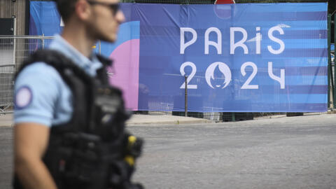 Um policial nas ruas de Paris durante os Jogos Olímpicos de 2024.