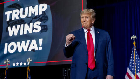 Le candidat républicain à la présidentielle et ancien président Donald Trump, monte sur scène lors d'une soirée à Des Moines dans l'Iowa, le lundi 15 janvier 2024.