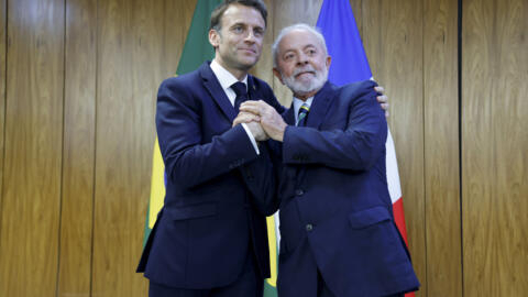 O presidente do Brasil, Luiz Inácio Lula da Silva (à direita), e o presidente da França, Emmanuel Macron (à esquerda), posam para uma foto durante uma cerimônia de assinatura de acordo bilateral no Palácio do Planalto, em Brasília, em 28 de março de 2024.