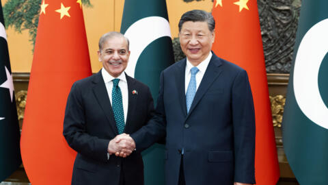 Thủ tướng Pakistan Shehbaz Sharif (T) hội kiến chủ tịch Trung Quốc Tập Cận Bình tại Bắc Kinh. Ảnh ngày 07/06/2024.