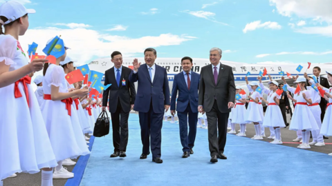 Le Kazakhstan, dont le président Kassym-Jomart Tokaïev parle couramment le chinois, est le premier pays d’Asie Centrale visité par Xi Jinping.