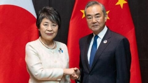 日本外務大臣上川陽子周五在老撾首都萬象與中國外交部長王毅會晤。