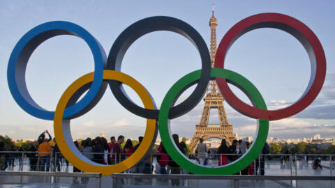 巴黎树立2024奥运会五环标志