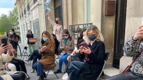 Manifestantes levam cadeiras e sentam na frente da embaixada da Turquia em Paris para manifestar contra "Sofagate" em apoio a Úrsula von der Leyen, em 12 de abril de 2021. 