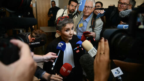 Béatrice Zavarro, advogada de Dominique Pelicot, fala com jornalistas diante do Tribunal de Avignon.